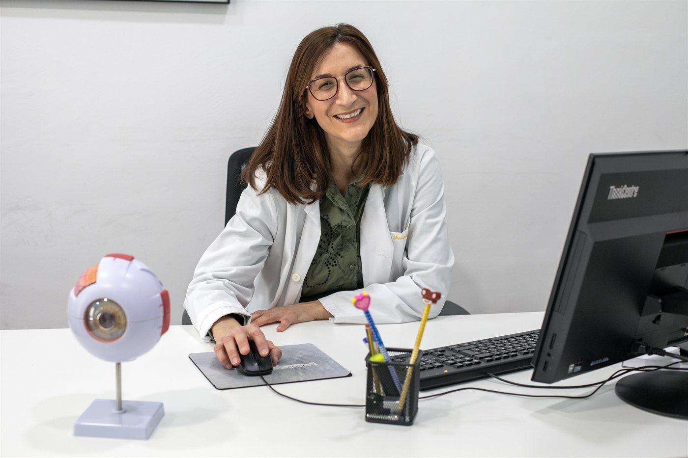 Dra. Carmen Hernández Martínez en su consulta