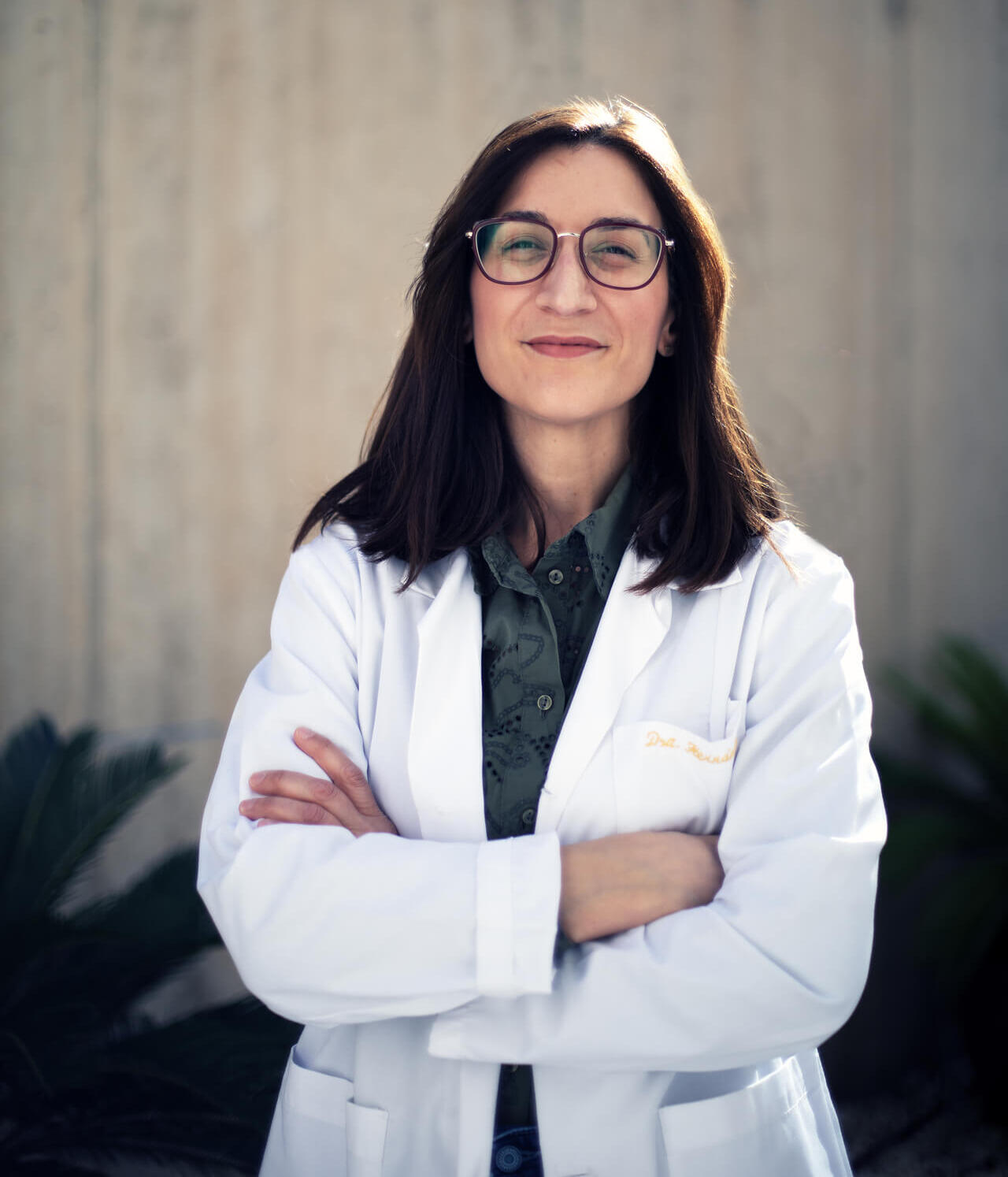 Dra. Carmen Hernández, oftalmóloga pediátrica en su consulta de Murcia