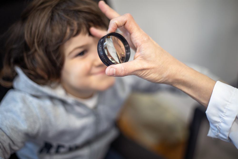 La Dra. Carmen Hernández explora la visión de un niño en su consulta de Murcia