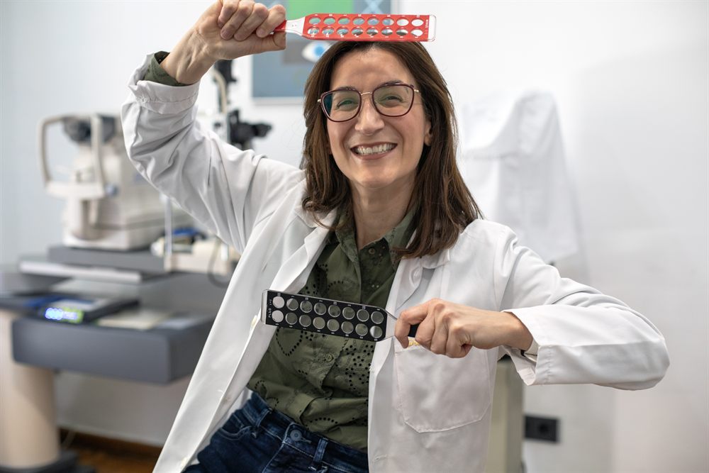La Dra. Carmen Hernández con material para la exploración de la graduación