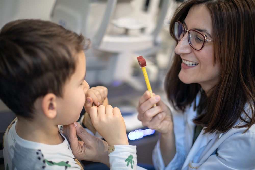 La Dra. Carmen Hernández durante un ejercicio de terapia visual con un niño